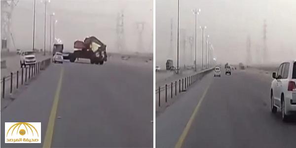 بالفيديو : شاحنة كادت تتسبب في كارثة على طريق الدمام - الأحساء .. و سائق ينجو بـ " أُعجُوبة "