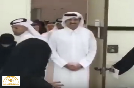 فيديو: أمير قطر يفاجئ أستاذة جامعية ويحضر محاضرتها...شاهد ماذا طلب منها ؟