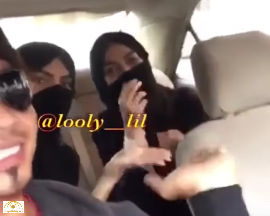 بالفيديو.. فتاتان تتراقصان مع سائق من جنسية آسيوية وترفعان صوتيهما بالغناء !