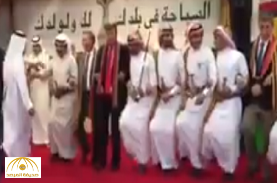 بالفيديو:القنصل الأميركي يؤدي رقصة شعبية  بخميس مشيط