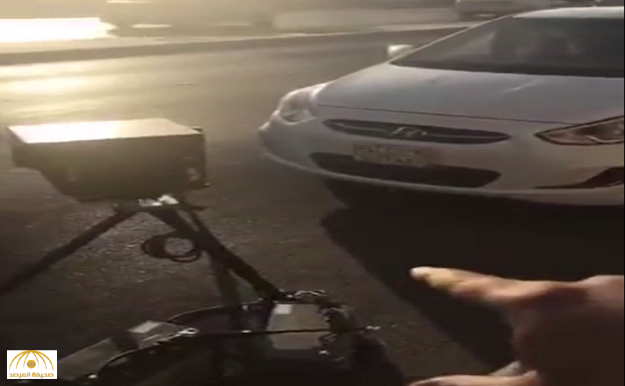 فيديو: شاهد.. سيارة "ساهر" في وضع مخالف لنظام المرور على طريق عام بالرياض!