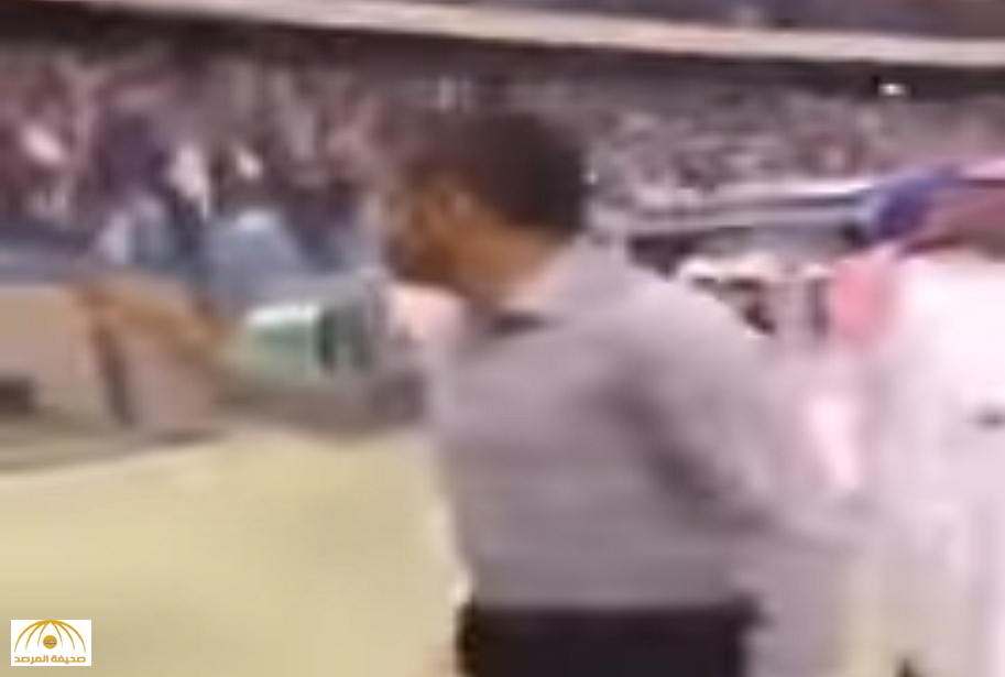 بالفيديو.. شاهد ردة فعل جمهور الهلال لحظة دخول "سامي الجابر" أرضية الملعب!