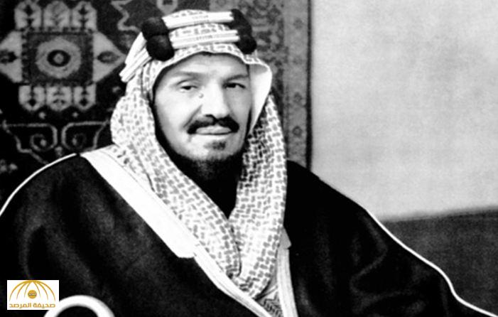 شاهد أقدم صورة لـ"الملك عبد العزيز" وهو يمتطي جوادًا بعد خروجه من المسجد الحرام