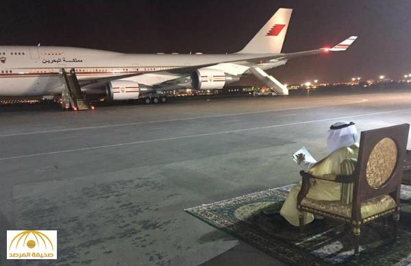 بالصور : ماذا كان يفعل أمير الرياض أثناء انتظار الوفود القادمة بالمطار لتقديم واجب العزاء ؟