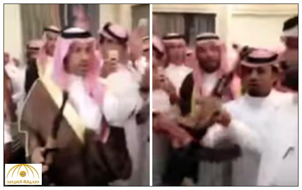 بالفيديو: بعدما حلف بطلاق زوجته .. مواطن يهدي صديقه قعودا بقيمة 600 ألف ريال وسلاح رشاش