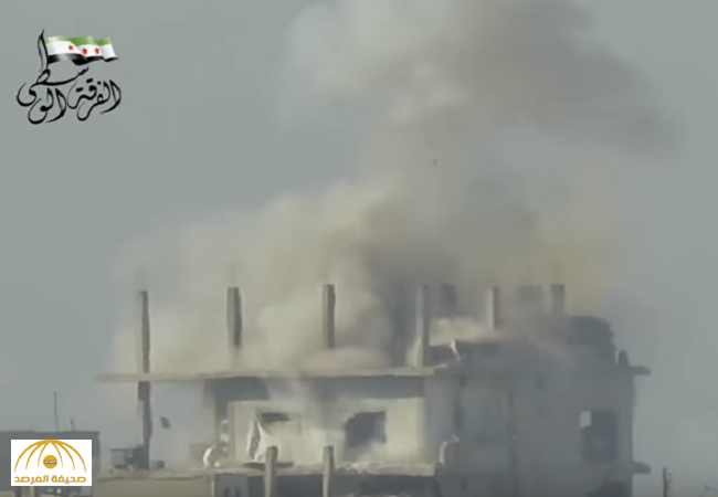 بالفيديو: صاروخ تاو يدمر قاعدة لقوات الأسد ويفتك بطاقمها بريف حماة