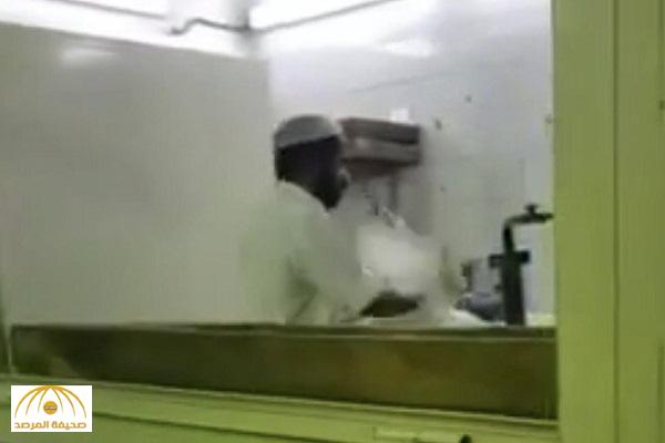 بالفيديو: عامل في محل تميس يبصق على العجين قبل إدخاله للفرن