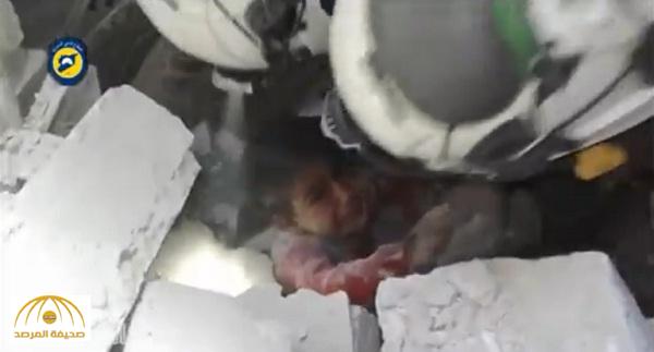 شاهد .. فيديو مؤثر طفل تحت الأنقاض بعد الغارات الروسية الإرهابية على حلب