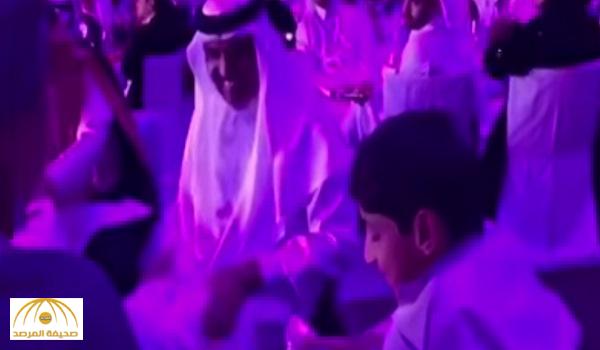 بالفيديو: الشيخ حمد بن خليفة يعرض طاقية طفل في مزاد حفل خيري
