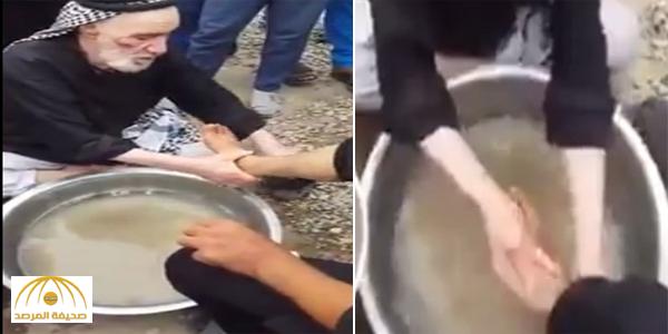 بالفيديو : عراقيون شيعة  يتباركون بماء غسيل أقدام الزوار الإيرانيين ويشربونه !