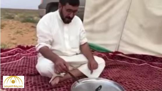بالفيديو : شاهد .. مواطن يأكل ” حية ” بعد شويها