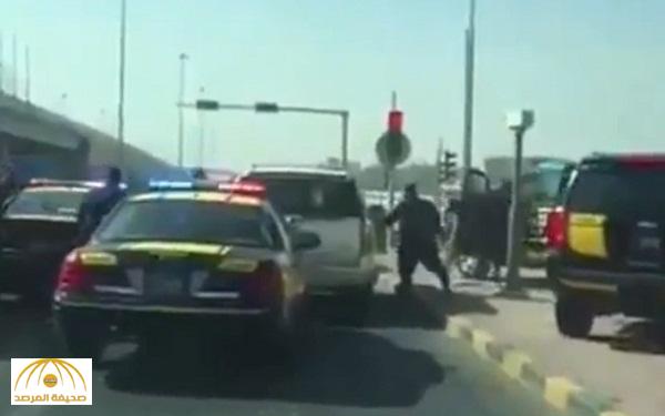 بالفيديو : سائق يخدع أربع سيارات من الشرطة الكويتية أثناء توقيفه ويلوذ بالفرار !