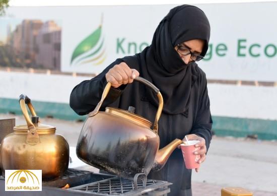 بالصور: سعودية  تبيع  الشاي في شوارع المدينة بصحبة بناتها الجامعيات