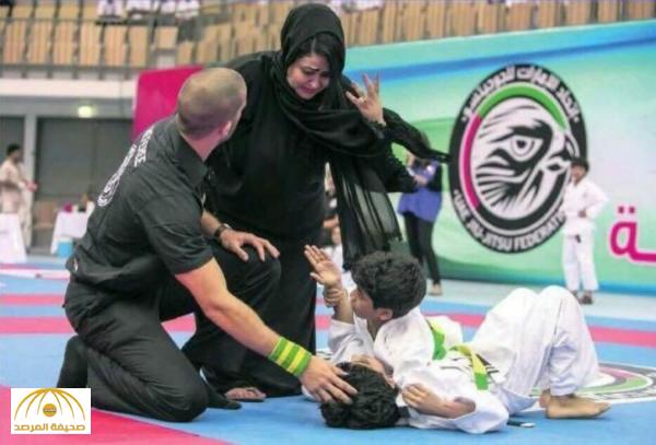 ام اماراتية تقتحم ميدان لعبة جوجيتسو لإنقاذ ابنها الذي انهزم في المباراة