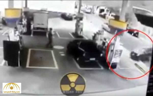 بالفيديو: سيارة قادمه من المجهول تسببت في دمار شامل بمحطة وقود