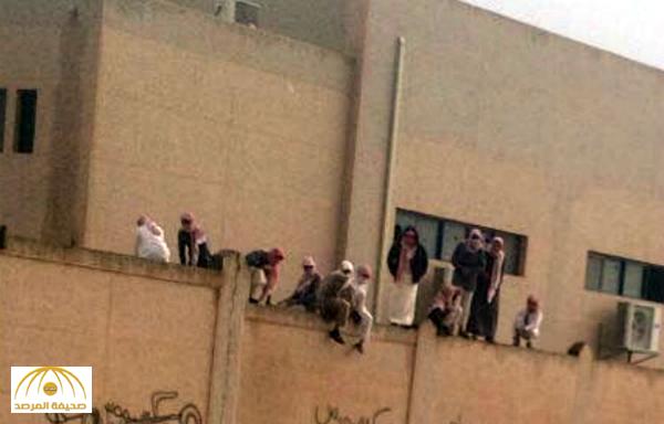 طلاب في تبوك أرادوا الهروب من المدرسة ..  شاهد من كان ينتظرهم خلف السور!
