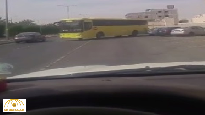 بالفيديو.. حافلة مدرسية تعكس الطريق والمرور يتفاعل عبر "تويتر"