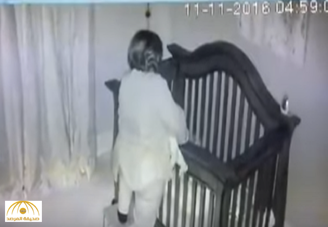 بالفيديو:شاهد ماذا حدث لسيدة حاولت وضع حفيدها في سريره!