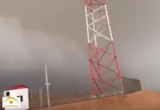 بالفيديو : مواطن وثق لحظة سقوط الأمطار بجوار برج اتصالات .. شاهد النهاية !