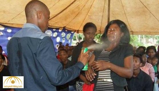 بالصور: رجل أفريقي يستخدم مبيد حشري لعلاج المرضى!