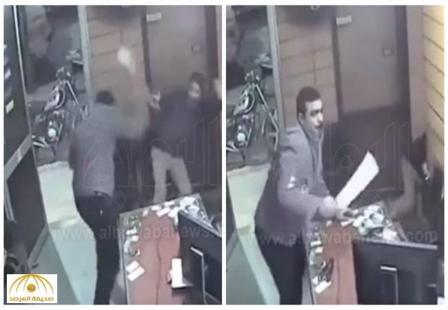 فيديو مروع..مصري يهاجم رواد مقهى بالساطور.. وهكذا دافع الشباب عن انفسهم