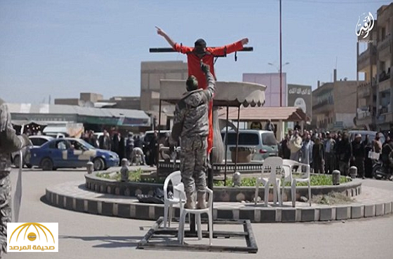 صور:داعش تعدم سجين بسلاح ثقيل يمزق جسده و تفصل رأس اثنين آخرين