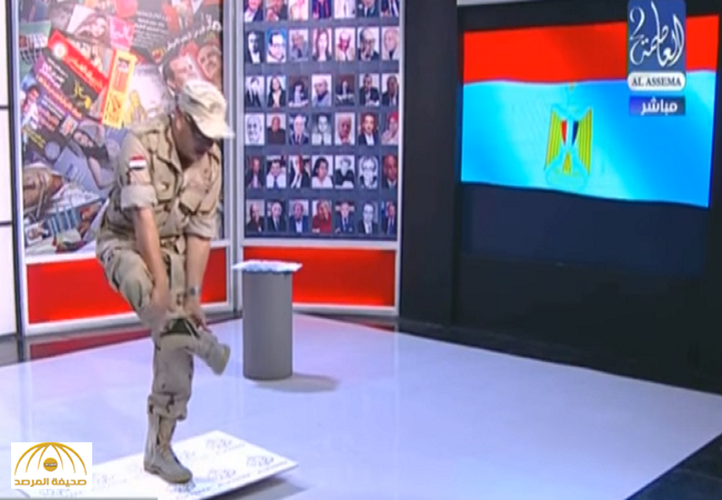 بالفيديو:إعلامي مصري  يشتم “الجزيرة “ ويضع جزمته على شعار القناة