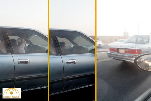 شاهد : طفل يقود سيارة وإلى جواره طفلة بشوارع جدة