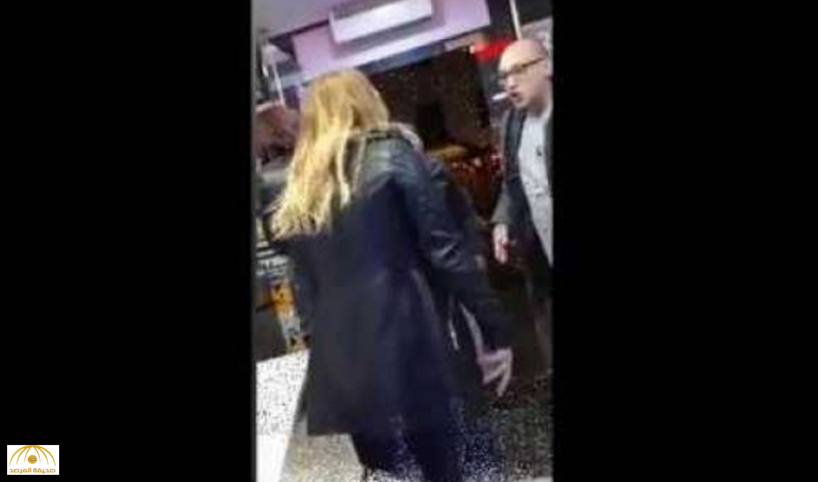 بالفيديو: مشاجرة  عنيفة بين رجل وامرأتين داخل مطعم!