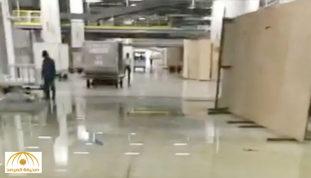 بالفيديو : تسريبات لمياه الأمطار في "صالات مطار الرياض" .. والمدير المناوب: "مجرد تنقيط"!