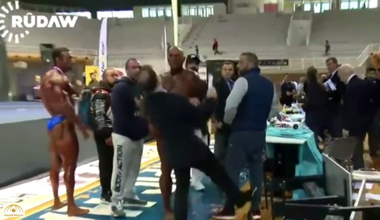 بالفيديو: اعتداء لاعب كمال أجسام بالضرب على لجنة التحكيم