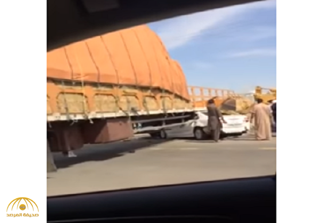 فيديو:سائق سيارة كان يتسابق مع سيارة أخرى على طريق سريع وبعد دقائق وجدها بهذا الشكل!