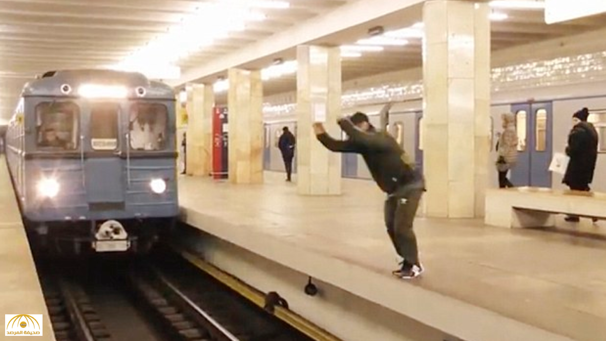 بالفيديو والصور : شاهد قفزة شاب"مقنع" أمام قطار مسرع في روسيا!
