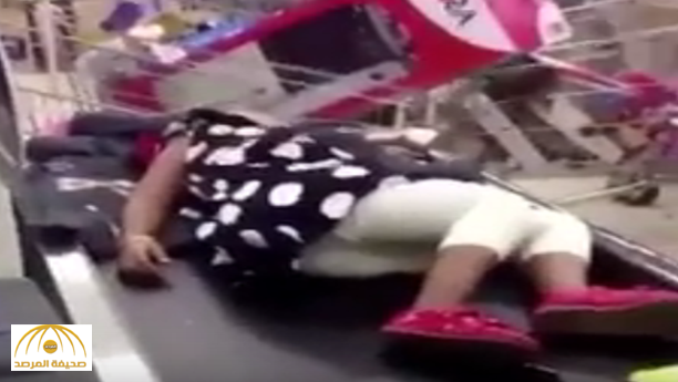 بالفيديو : أم تترك ابنتها نائمة على "كاونتر المحاسبة" لتلحق بتخفيضات أحد المتاجر!!