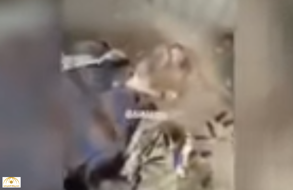 بالفيديو: شاهد كيف تعامل جندي سعودي مع متمرد "حوثي" عثر عليه وهو يصارع الموت