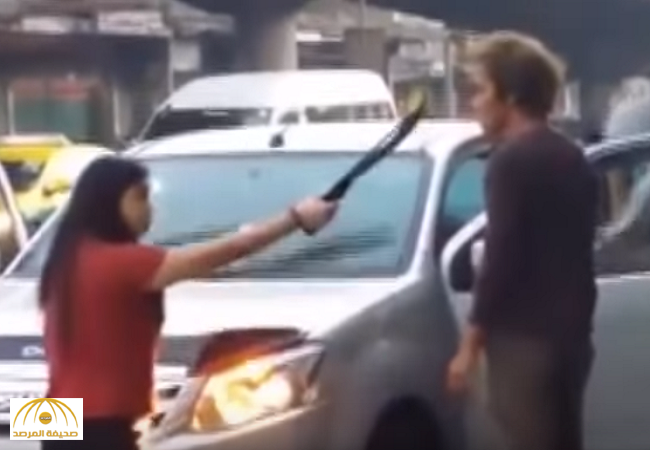 بالفيديو:سيدة تايلندية تهاجم زوجها بساطور في الشارع العام !