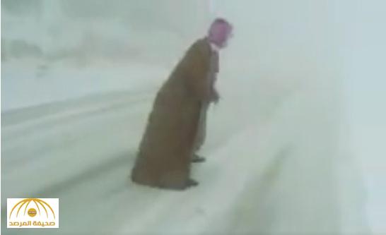 شاهد: سعودي يتزلج على الثلج في جبال اللوز