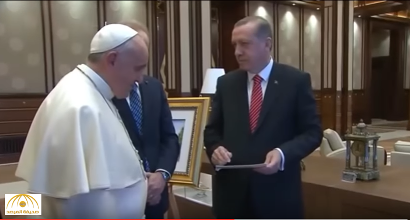 بالفيديو: أردوغان يفاجئ البابا بهدية يذكره فيها بالسلطان محمد الفاتح