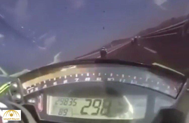 بالفيديو: سباق دراجات نارية على سرعة 300 .. ينتهي بمأساة!