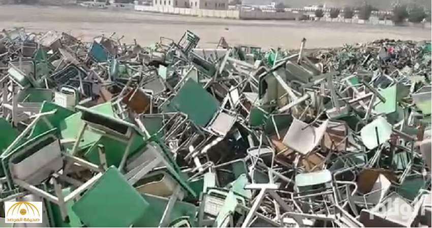 شاهد: رمي مئات  الكراسي والطاولات المدرسية في أرض فضاء بمكة