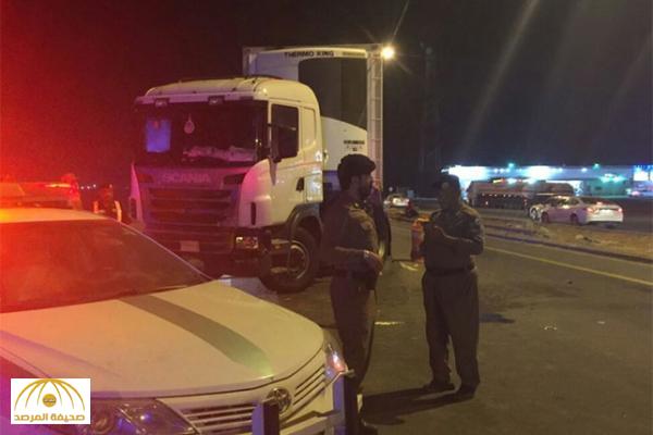 بالصور: شاحنة كبيرة تدهس أطفال ونساء ورجال أمن بمنطقة تفتيش جازان