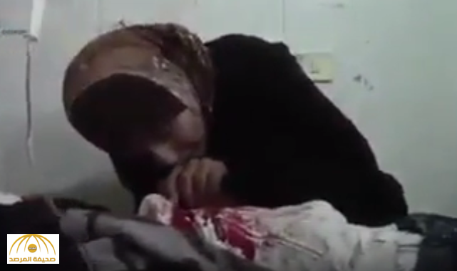 بالفيديو: مشهد مؤثر أم سورية تلقن ابنها الشهادة: "قول لا إله إلا الله".. والابن يرد برفع يده