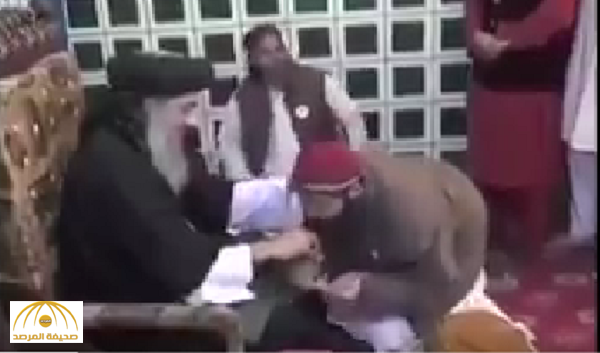 بالفيديو: شاهد النقود مقابل تقبيل يد أحد مشايخ الصوفية !