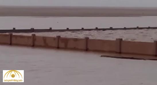 بالفيديو : مياه الأمطار تغرق مقبرة هجرة " أم رضمة " برفحاء