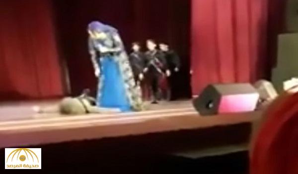 بالفيديو : لحظة وفاة راقص وسقوطه على المسرح وسط تصفيق الجمهور