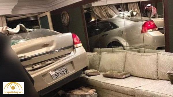 بالصور : شاهد كيف نجا المعزين بعد اقتحام سيارة لديوانية عزاء بالكويت