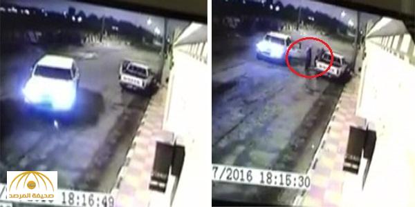 بالفيديو : لحظة ضرب حارس استراحة و دهسه بسيارة في حائل