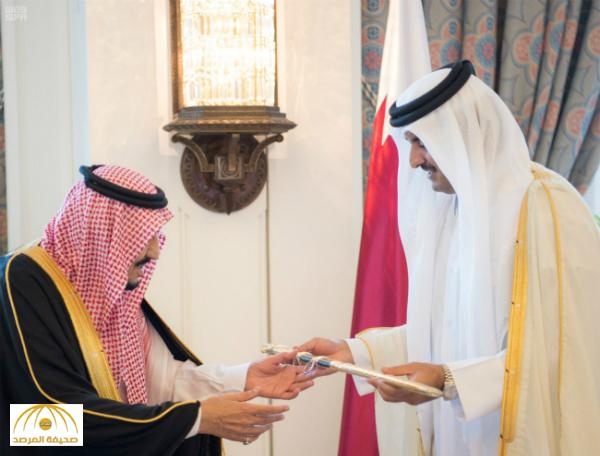 أمير قطر يهدي خادم الحرمين سيف " المؤسس جاسم بن محمد آل ثاني " - صور