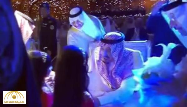بالفيديو : شاهد كيف داعب خادم الحرمين طفلة في حفل تدشين مركز الملك عبدالعزيز الثقافي ؟