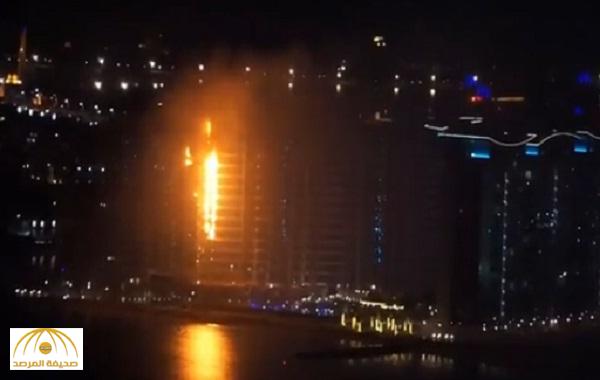 شاهد .. لحظة نشوب حريق ضخم في برج سكني بجزيرة النخلة في دبي